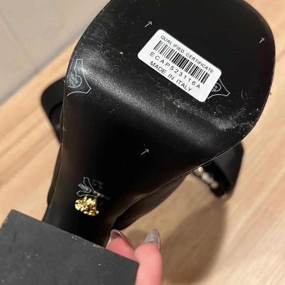 V inspired platform heels - Picture 5 of 5